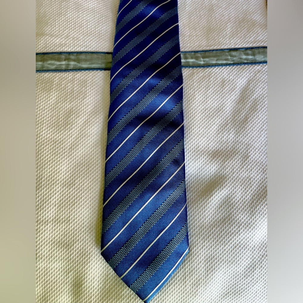 Brioni 100% silk tie